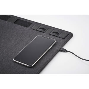 Tapis de souris multifonctionnel 2 tons en polyester 300D RPET avec fonction chargeur sans fil  rapide 10W et support pour téléphone. Sortie : DC 9V/1.1A . Compatible derniers Androïdes